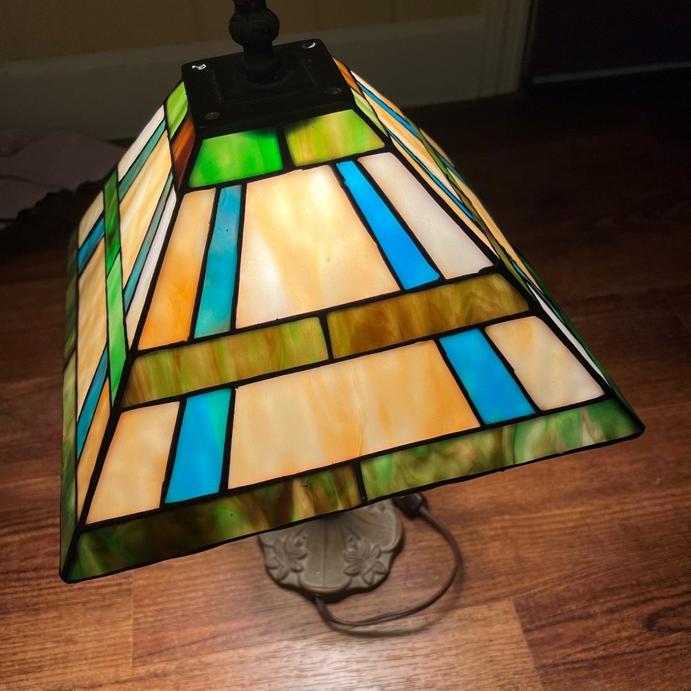 Underwriters Laboratory Vintage Small Portable Tiffany Stained Glass Lamp - Picture 4 of 14